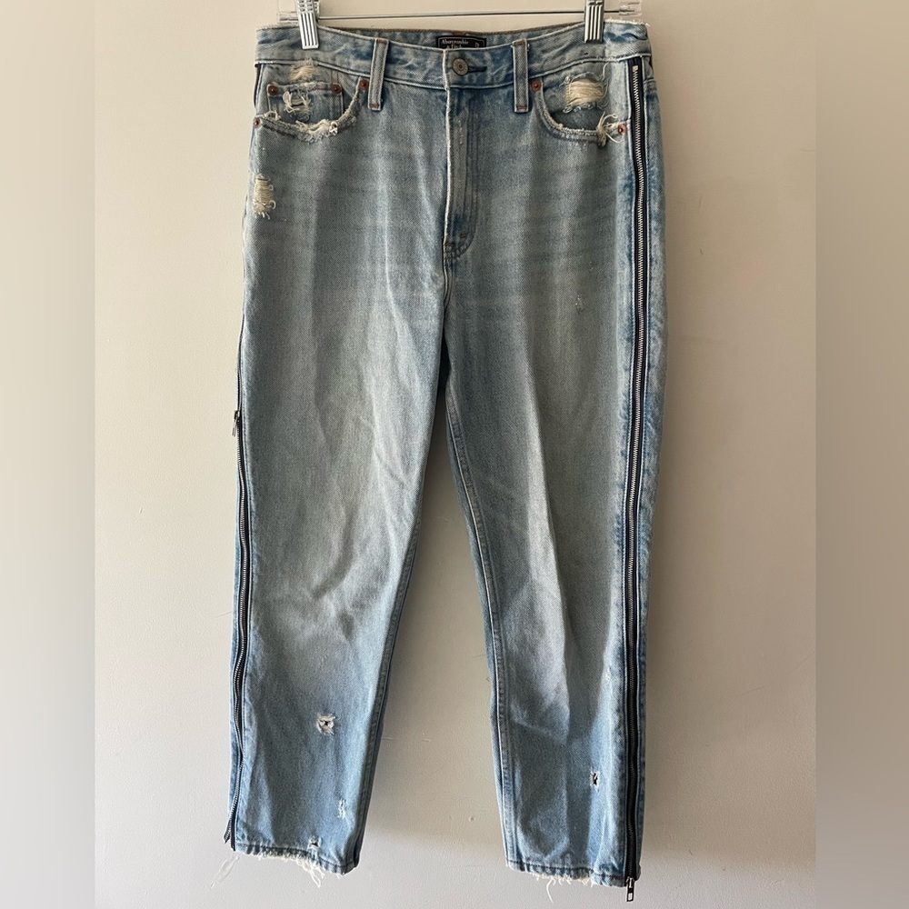 Abercrombie‎ & Fitch Annie High Rise Girlfriend Light Wash Zipper Jeans